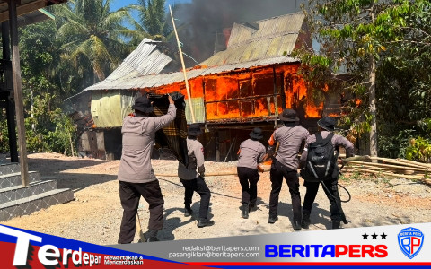 Hendak Bertugas ke Enrekang, Tim SAR Brimob Justru Temui Kebakaran Rumah di Pinrang