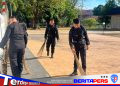 Bersih-bersih TMP Parepare, Cara Brimob Sulsel Sambut HUT RI ke-81