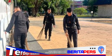 Bersih-bersih TMP Parepare, Cara Brimob Sulsel Sambut HUT RI ke-81