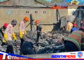 Usai Dilalap Api, Tim SAR Batalyon B Pelopor Bersihkan Rumah Warga di Jalan Titang