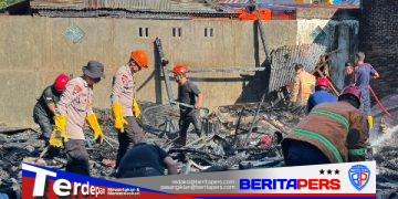 Usai Dilalap Api, Tim SAR Batalyon B Pelopor Bersihkan Rumah Warga di Jalan Titang