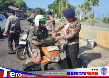 Jelang HUT RI ke-81, Batalyon B Pelopor Bagikan 810 Bendera Merah Putih ke Pengendara