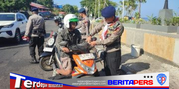 Jelang HUT RI ke-81, Batalyon B Pelopor Bagikan 810 Bendera Merah Putih ke Pengendara