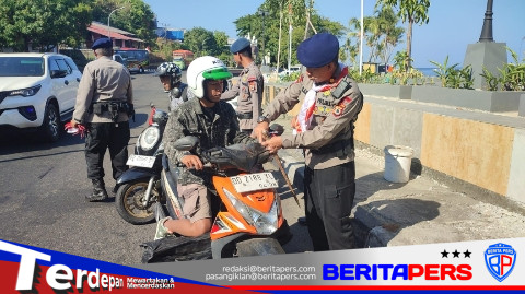 Jelang HUT RI ke-81, Batalyon B Pelopor Bagikan 810 Bendera Merah Putih ke Pengendara