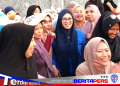 Ratusan Emak-Emak Sambut Bupati Gowa dalam Semarak HUT RI ke-81 di Bajeng Barat