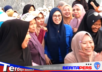 Ratusan Emak-Emak Sambut Bupati Gowa dalam Semarak HUT RI ke-81 di Bajeng Barat