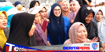 Ratusan Emak-Emak Sambut Bupati Gowa dalam Semarak HUT RI ke-81 di Bajeng Barat
