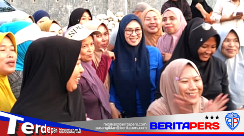 Ratusan Emak-Emak Sambut Bupati Gowa dalam Semarak HUT RI ke-81 di Bajeng Barat