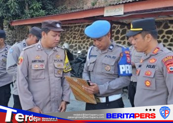 Cegah Judol dan Pinjol, Kapolsek Ujung Periksa HP dan Kendaraan Dinas Personel