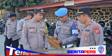 Cegah Judol dan Pinjol, Kapolsek Ujung Periksa HP dan Kendaraan Dinas Personel