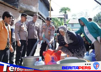 Polres Parepare dan Elemen Kepemudaan, OKP Se-Kota Parepare Salurkan Air Bersih ke Warga Terdampak El Nino
