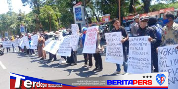 Emak vs Massa PMII di Depan UMI, Aksi Berakhir Tanpa Unjuk Rasa
