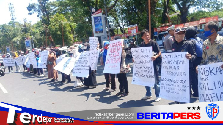 Emak vs Massa PMII di Depan UMI, Aksi Berakhir Tanpa Unjuk Rasa