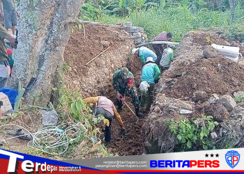 Babinsa Kelurahan Cikoro Bersama Warga Melaksanakan Kerja Bakti Penggalian selokan di Lingkungan Cikoro