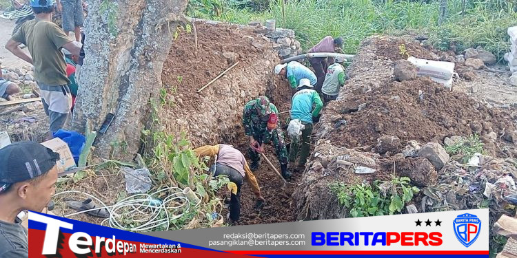 Babinsa Kelurahan Cikoro Bersama Warga Melaksanakan Kerja Bakti Penggalian selokan di Lingkungan Cikoro