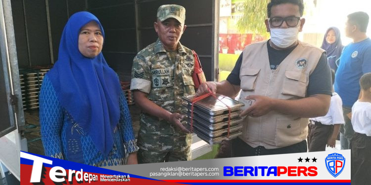 Dukung Gizi Generasi Emas, Babinsa Koramil 05/Pallangga Dampingi Penyaluran MBG di Bontoramba