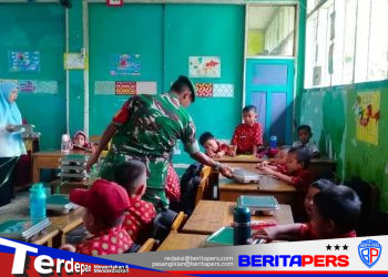 Babinsa Koramil 1409-03/Bontomarannu Pantau Penyaluran Makan Bergizi Gratis di SD Inpres Japing Pattallassang   