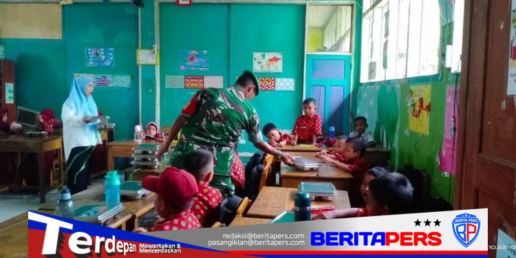 Babinsa Koramil 1409-03/Bontomarannu Pantau Penyaluran Makan Bergizi Gratis di SD Inpres Japing Pattallassang