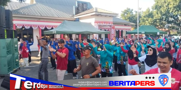 Memeriahkan HUT RI ke-81, Babinsa Hadiri Jalan Santai dan Senam Bersama di Kecamatan Barombong   