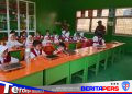 Tingkatkan Kesehatan Siswa, Babinsa Koramil Bajeng Dampingi Program Makan Bergizi Gratis