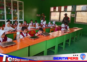 Tingkatkan Kesehatan Siswa, Babinsa Koramil Bajeng Dampingi Program Makan Bergizi Gratis