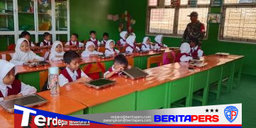 Tingkatkan Kesehatan Siswa, Babinsa Koramil Bajeng Dampingi Program Makan Bergizi Gratis