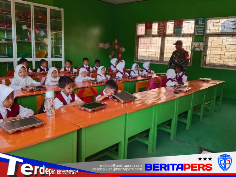 Tingkatkan Kesehatan Siswa, Babinsa Koramil Bajeng Dampingi Program Makan Bergizi Gratis