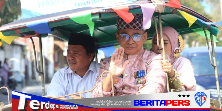 Wakapolres Majene Ikut Pawai Budaya, Naik Bendi Meriahkan Hari Jadi Majene ke-481