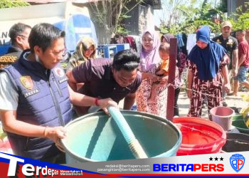Satresnarkoba Polres Takalar Berbagi di Tengah Kemarau, Warga Laikang Dapat Bantuan