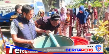Satresnarkoba Polres Takalar Berbagi di Tengah Kemarau, Warga Laikang Dapat Bantuan