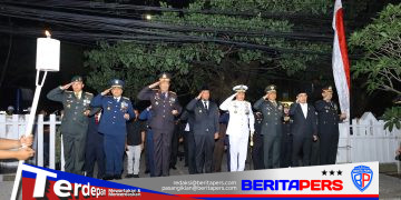 HUT ke-81 RI, Kapolda Sulsel Hadiri Apel Kehormatan dan Renungan Suci di TMP Panaikang