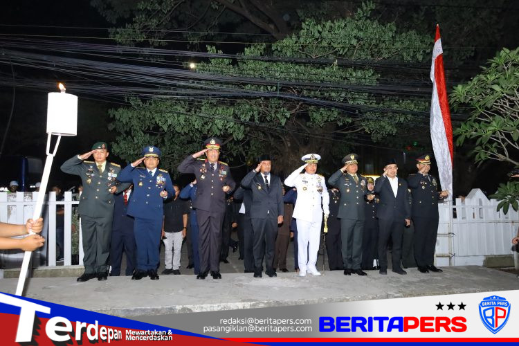 HUT ke-81 RI, Kapolda Sulsel Hadiri Apel Kehormatan dan Renungan Suci di TMP Panaikang
