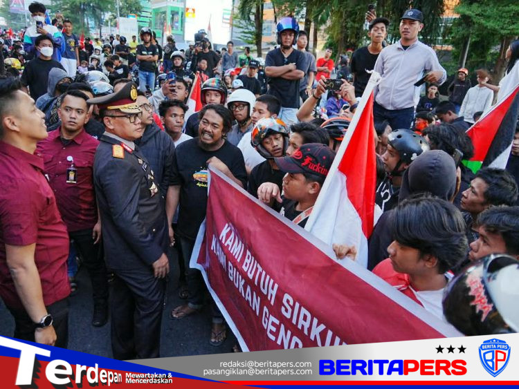 Tuntut Pembangunan Sirkuit, Massa Rolling Kemerdekaan Vol. 7 Diterima Wakapolda Sulsel Usai Upacara Penurunan Bendera