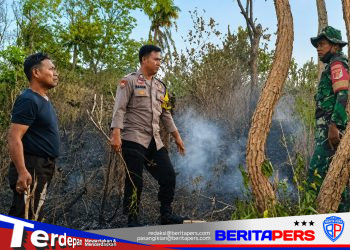Gerak Cepat Polsek Banggae Padamkan Kebakaran Lahan di Passarang