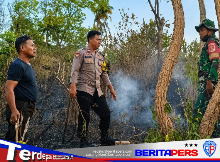 Gerak Cepat Polsek Banggae Padamkan Kebakaran Lahan di Passarang