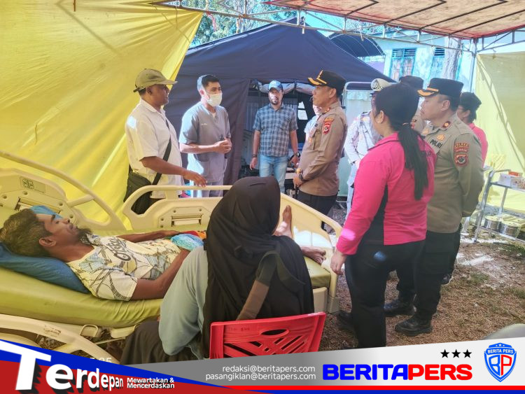 Polres Ngada Bersama Pemda dan Kodim Salurkan 100 Paket Sembako Darurat untuk Korban Gempa di Riung