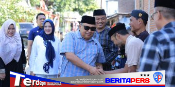 Bupati Takalar Firdaus Daeng Manye dan Istri Melayat ke Rumah Duka Ibunda Camat Laikang