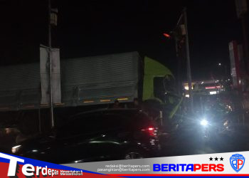 Truk Tabrak Tiang Listrik di Jalan Perintis Kemerdekaan, Depan Kampus Unhas Viral di Media Sosial