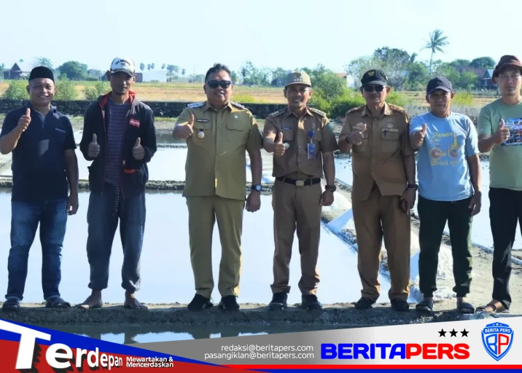Dorong Kesejahteraan Petani Tambak, Bupati Takalar Kunjungi Sentra Produksi Garam Cikoang