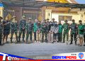 Sinergi KKN UIN Alauddin dan Babinsa Gelar Gotong Royong Lingkungan