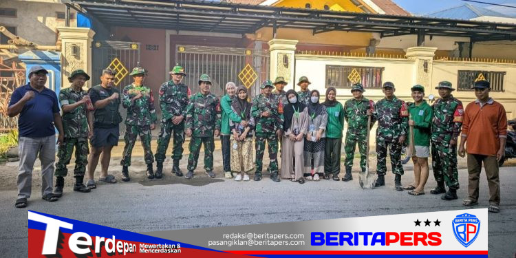 Sinergi KKN UIN Alauddin dan Babinsa Gelar Gotong Royong Lingkungan