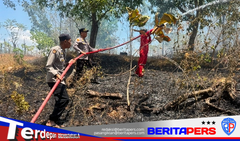 Wakapolsek Soppeng Riaja Pimpin Langsung Pemadaman Kebakaran Lahan Seluas Tiga Hektare di Desa Siddo