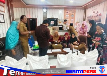 Bulog Distribusikan 6 Ton Beras Bantuan Pangan untuk 200 KK di Desa Maritengngae Pinrang