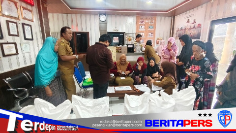 Bulog Distribusikan 6 Ton Beras Bantuan Pangan untuk 200 KK di Desa Maritengngae Pinrang