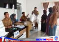 Kades Lero dan Bhabinkamtibmas Sinergi Kawal Penyaluran Bantuan Beras Bulog bagi Masyarakat