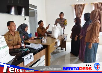 Kades Lero dan Bhabinkamtibmas Sinergi Kawal Penyaluran Bantuan Beras Bulog bagi Masyarakat