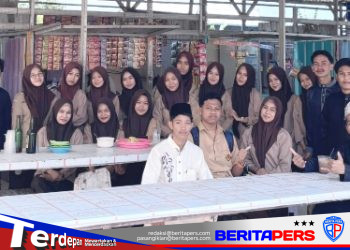 Sejukkan Dahaga Jemaah Shalat Jumat, Siswa SMAN 10 Pinrang Tebar Kebaikan Lewat Jumat Berkah