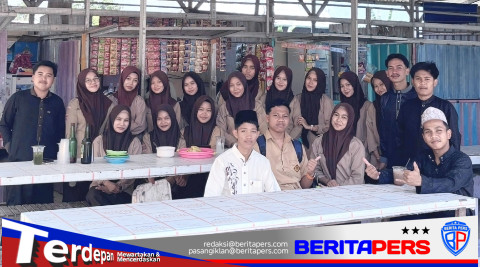 Sejukkan Dahaga Jemaah Shalat Jumat, Siswa SMAN 10 Pinrang Tebar Kebaikan Lewat Jumat Berkah