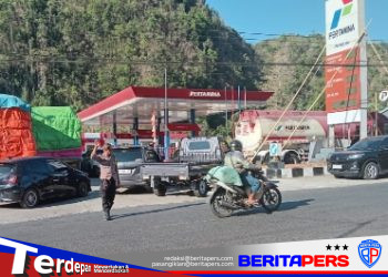 Polsek Bantimurung Sigap Urai Kepadatan Akibat Antrean BBM Di Spbu Pattunuang