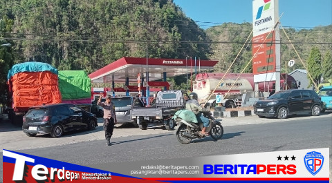 Polsek Bantimurung Sigap Urai Kepadatan Akibat Antrean BBM Di Spbu Pattunuang